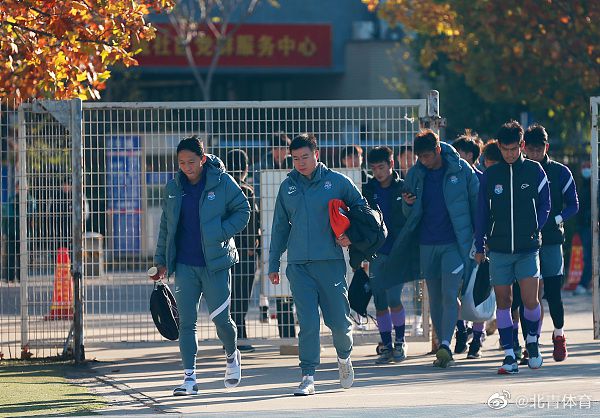 第六代影人不得不虚怀以待，他们面对和生存的世界将空前繁复奥秘的人类语文展示给他们，他们必须边阅读边领会边书写。